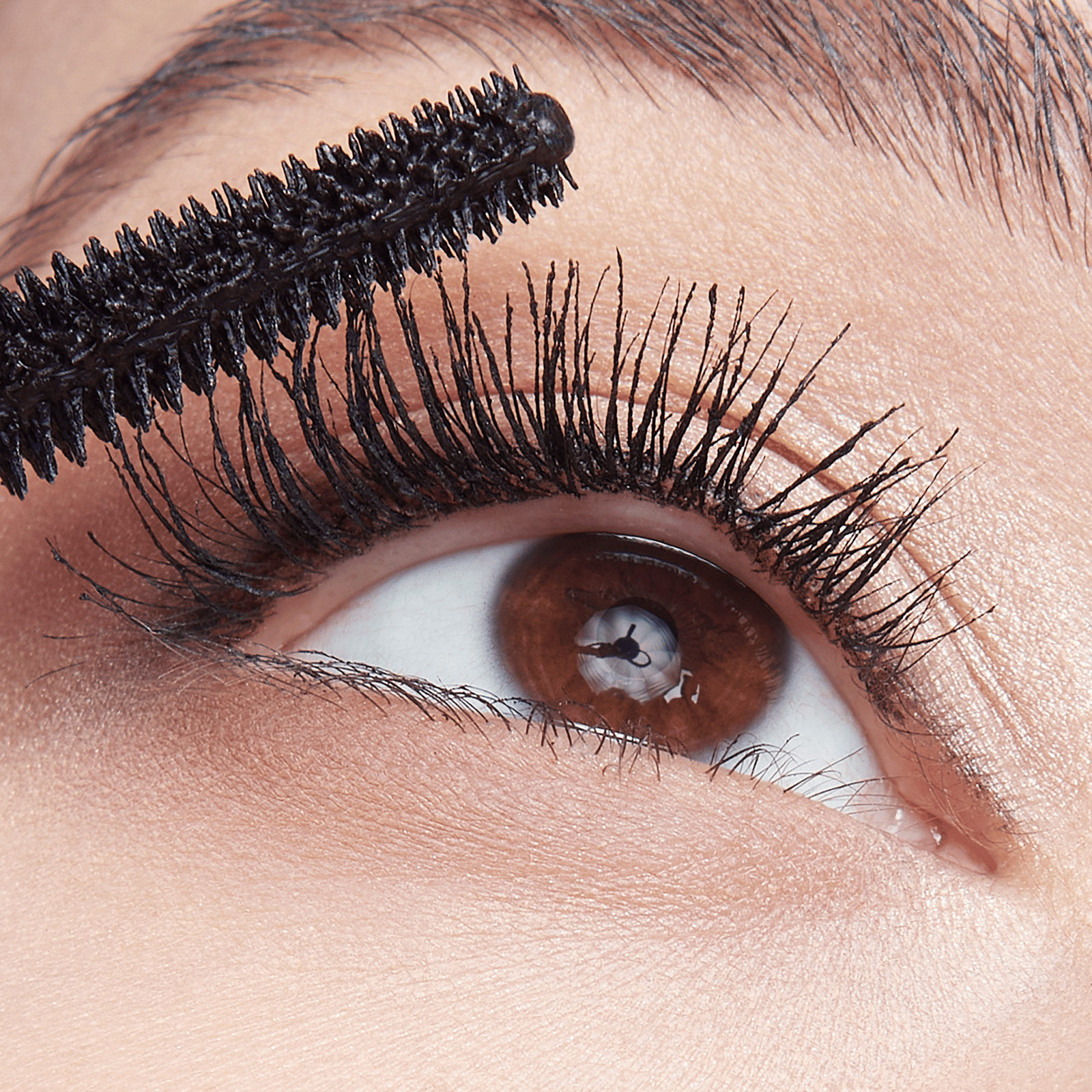 30166967_Maybelline_Sky-high_mascara_application_macro.png